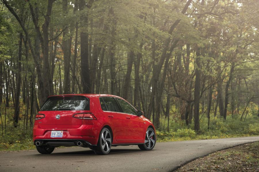  Volkswagen Golf GTI 5-Door (Typ 5G) 2017 года  (NA) (фото 19 из 41)